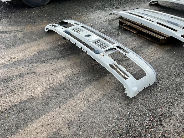2024 Izuzu bumper bars WHITE