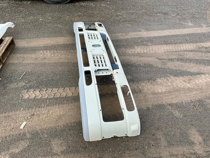 2024 Izuzu bumper bars WHITE