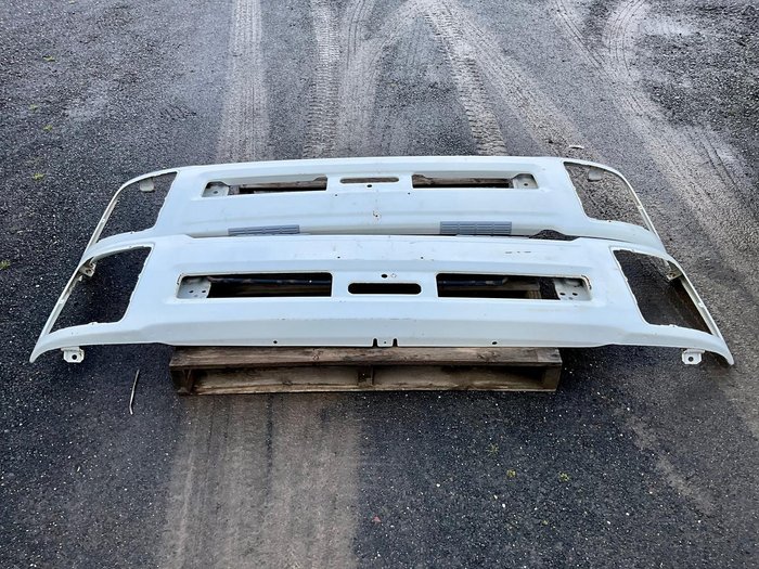 2024 Izuzu bumper bars WHITE