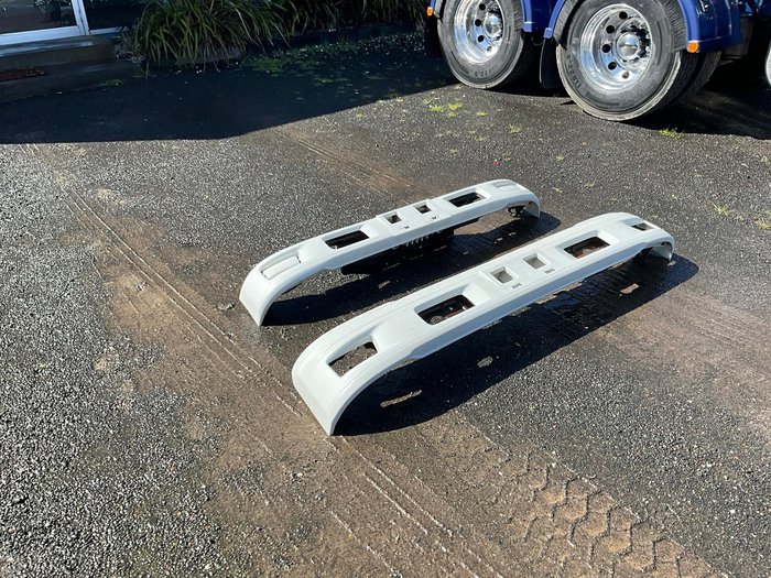 2024 Izuzu bumper bars WHITE