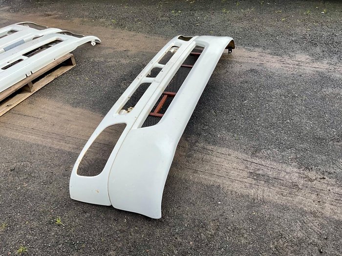 2024 Izuzu bumper bars WHITE
