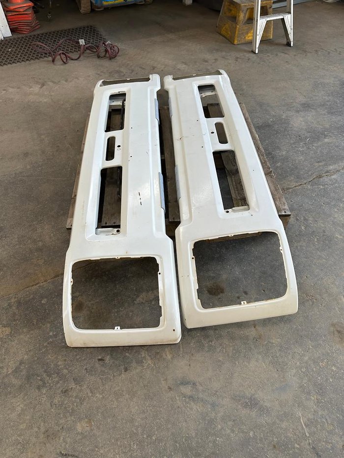 2024 Izuzu bumper bars WHITE
