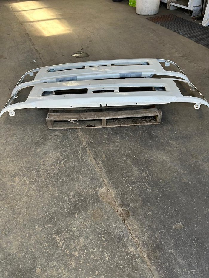 2024 Izuzu bumper bars WHITE