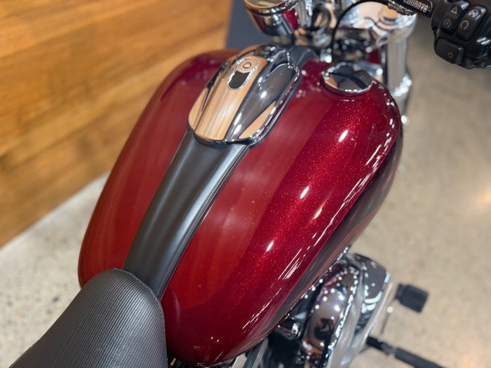 2017 Harley-davidson FXSB SOFTAIL BREAKOUT Red