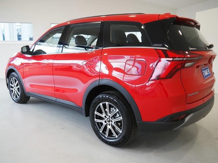 2025 Mahindra XUV700 AX7L