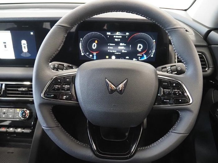 2025 Mahindra XUV700 AX7L