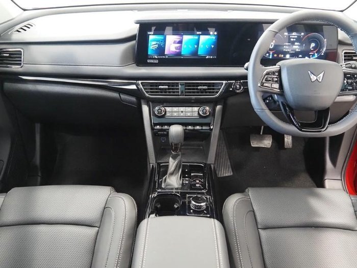 2025 Mahindra XUV700 AX7L