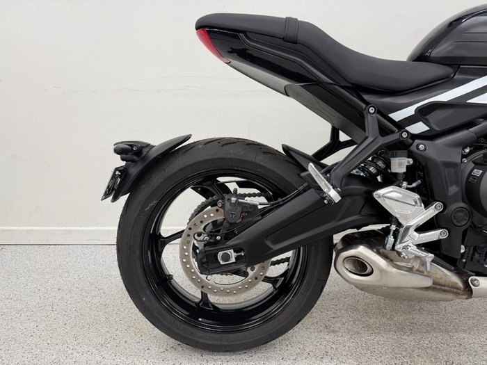 2025 Triumph TRIDENT 660 Yellow