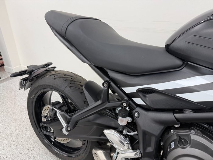 2025 Triumph TRIDENT 660 Yellow