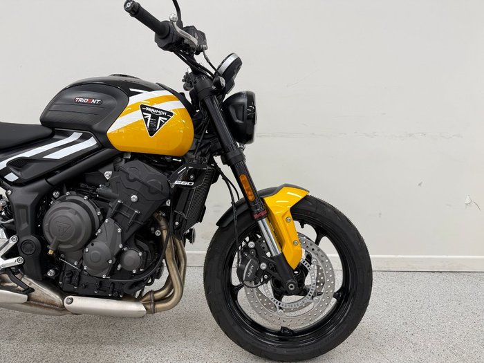 2025 Triumph TRIDENT 660 Yellow