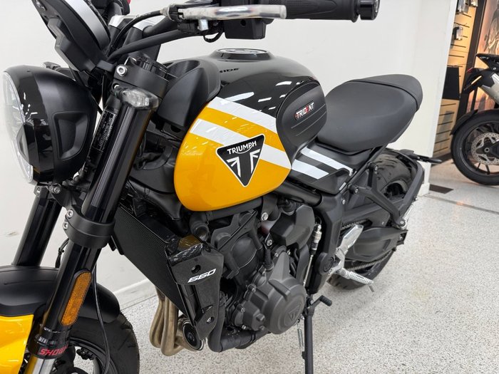 2025 Triumph TRIDENT 660 Yellow