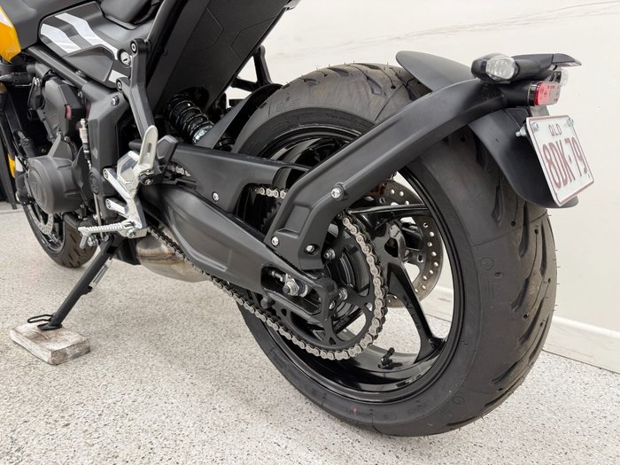 2025 Triumph TRIDENT 660 Yellow