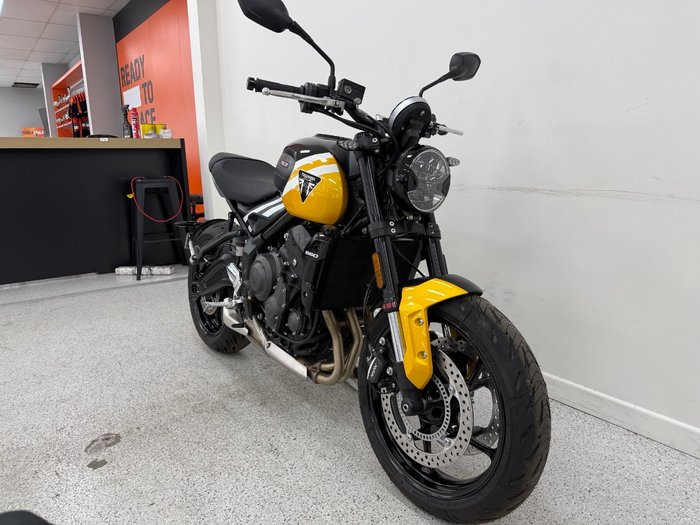 2025 Triumph TRIDENT 660 Yellow