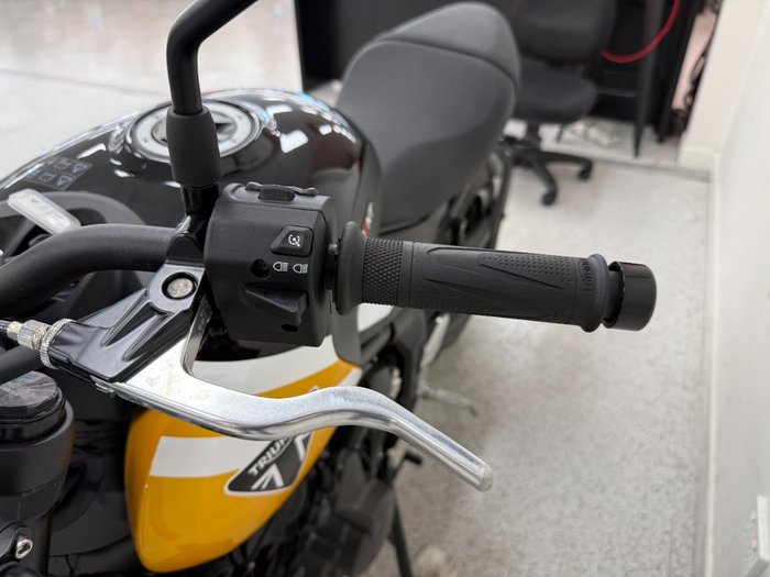 2025 Triumph TRIDENT 660 Yellow