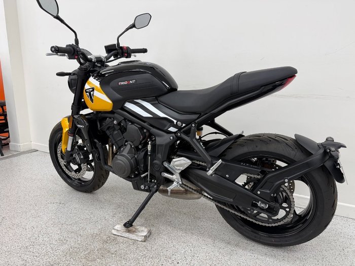 2025 Triumph TRIDENT 660 Yellow