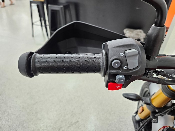 2025 Triumph SCRAMBLER 400 X CARNIVAL R