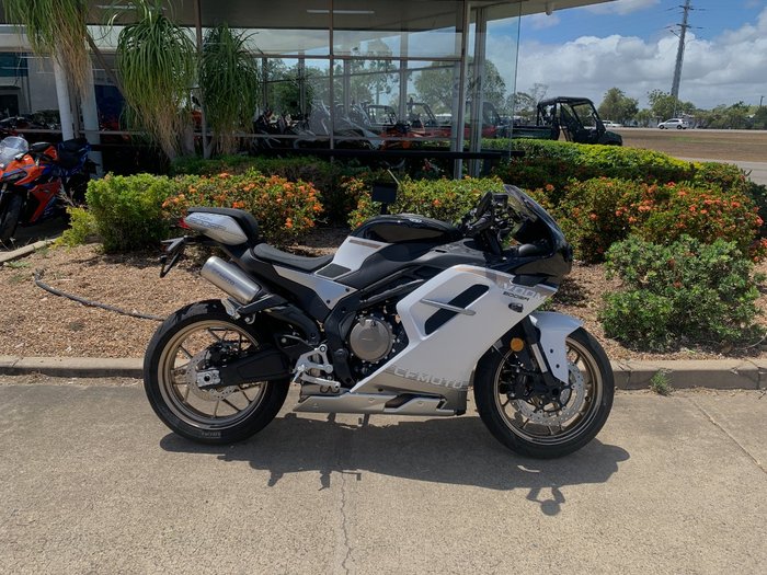2025 CFMOTO 500 SR VOOM NEBULA WHITE