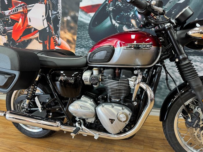 2023 Triumph BONNEVILLE T120 RED/SILVER