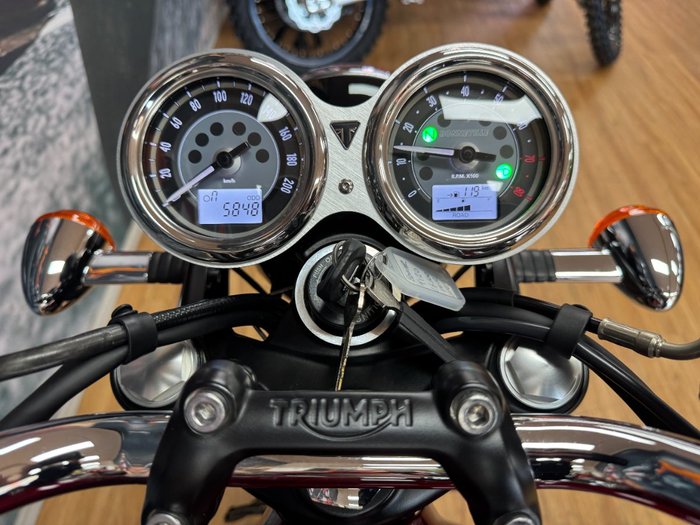 2023 Triumph BONNEVILLE T120 RED/SILVER