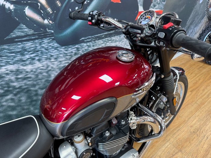 2023 Triumph BONNEVILLE T120 RED/SILVER