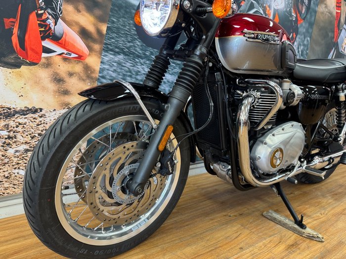 2023 Triumph BONNEVILLE T120 RED/SILVER