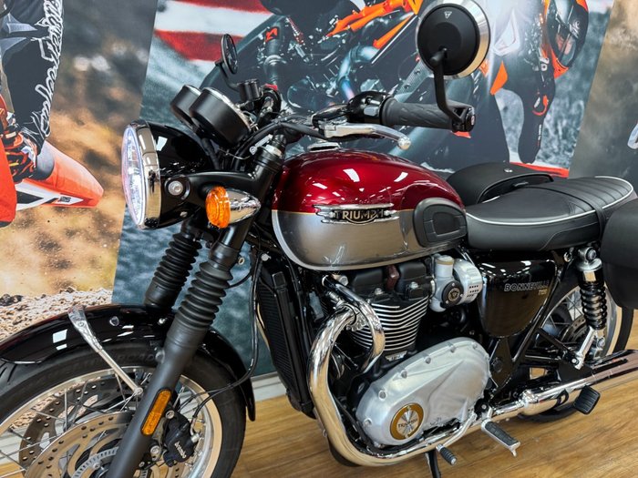 2023 Triumph BONNEVILLE T120 RED/SILVER