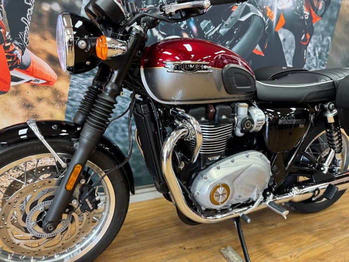 2023 Triumph BONNEVILLE T120 RED/SILVER