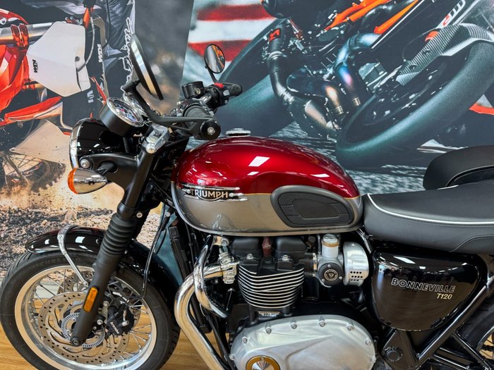 2023 Triumph BONNEVILLE T120 RED/SILVER