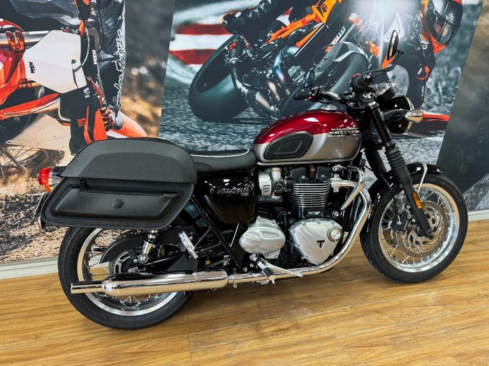 2023 Triumph BONNEVILLE T120 RED/SILVER