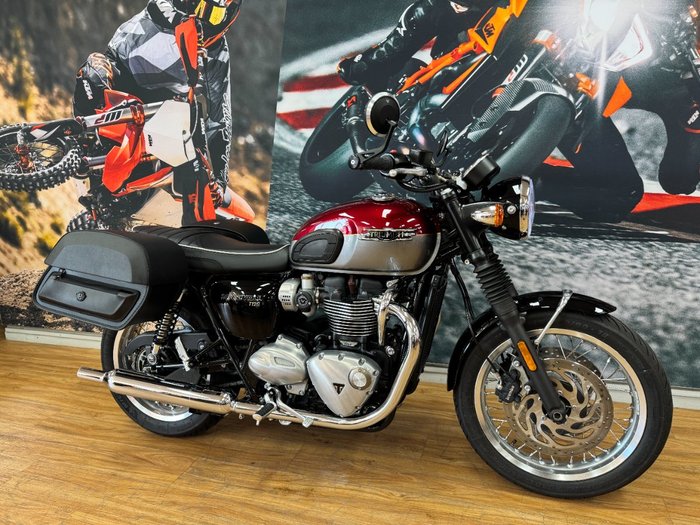 2023 Triumph BONNEVILLE T120 RED/SILVER