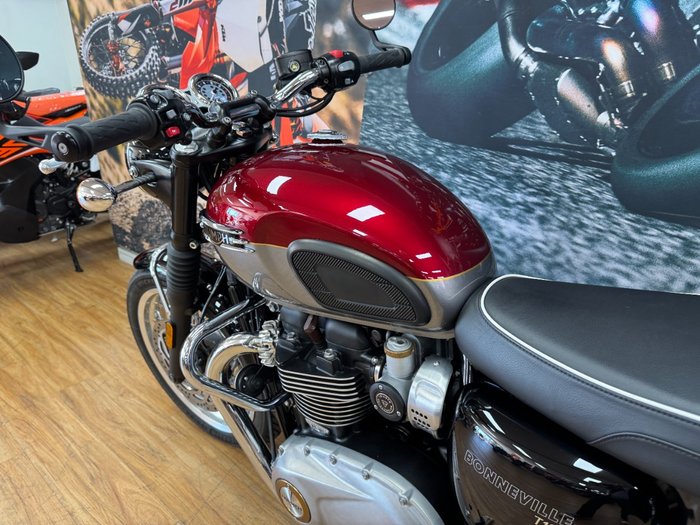 2023 Triumph BONNEVILLE T120 RED/SILVER