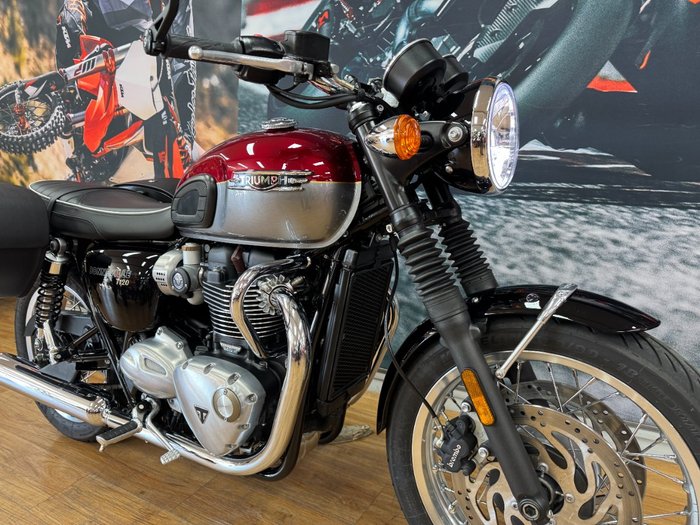 2023 Triumph BONNEVILLE T120 RED/SILVER