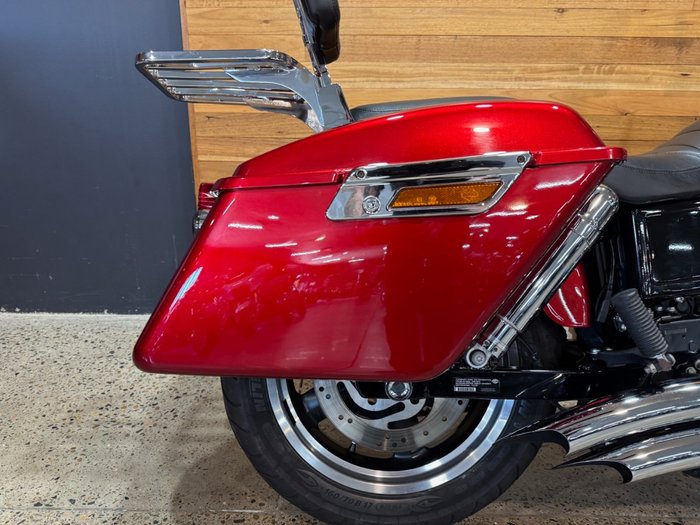 2011 Harley-davidson FLD SWITCHBACK Red