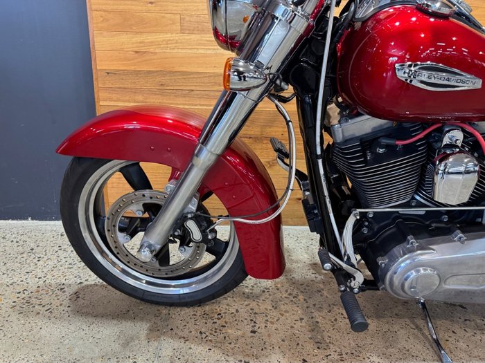 2011 Harley-davidson FLD SWITCHBACK Red
