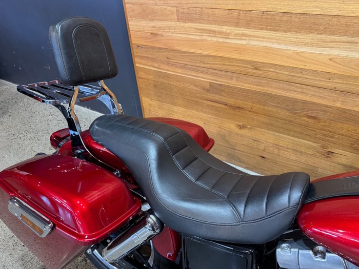 2011 Harley-davidson FLD SWITCHBACK Red