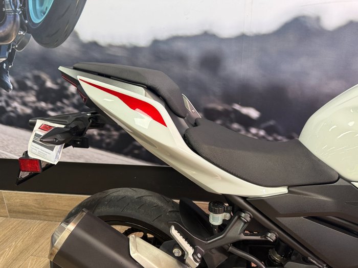 2022 Kawasaki Z400 WHITE