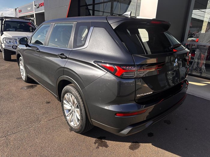 2025 Mitsubishi Outlander ES