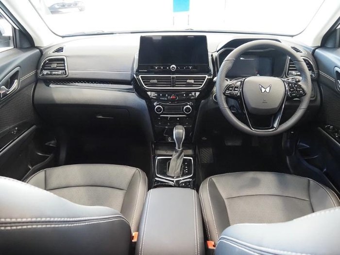 2025 Mahindra XUV3XO AX7L