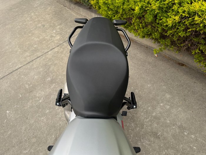 2025 Royal Enfield Guerrilla 450 Smoke Silver