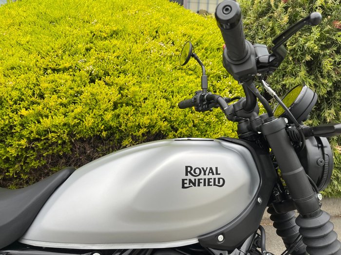 2025 Royal Enfield Guerrilla 450 Smoke Silver