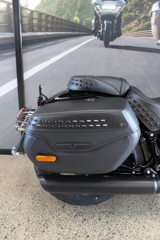 2025 Harley-davidson FLHC HERITAGE CLASSIC (117) VIVID BLACK