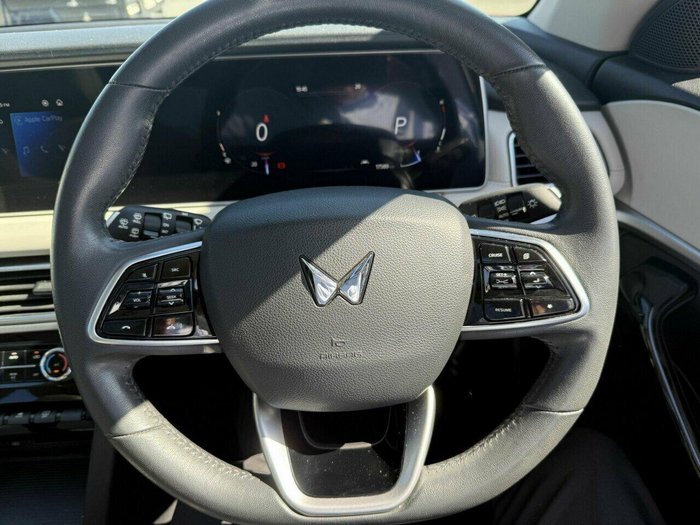 2023 Mahindra XUV700 AX7