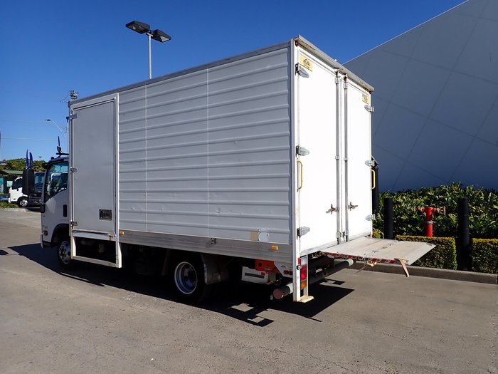 2015 ISUZU NPR 55-155 WHITE