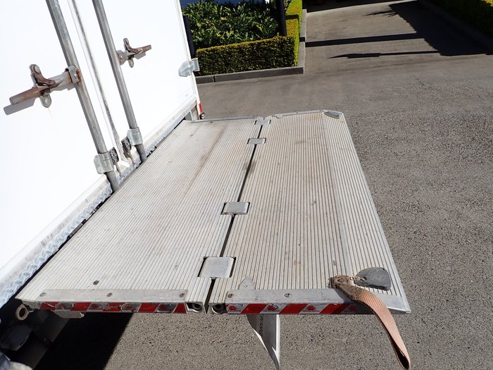 2015 ISUZU NPR 55-155 WHITE