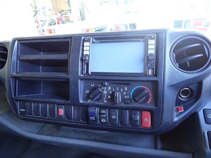 2015 HINO DUTRO 917 WHITE