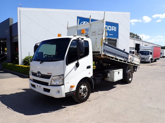 2015 HINO DUTRO 917 WHITE