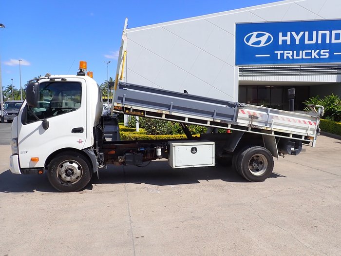 2015 HINO DUTRO 917 WHITE