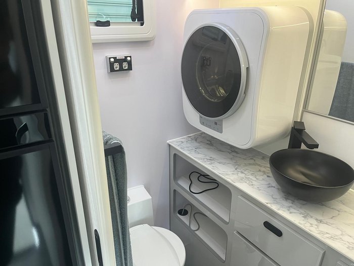 2025 JB Caravans Scorpion Sting Air 20'6 Rd Cafe