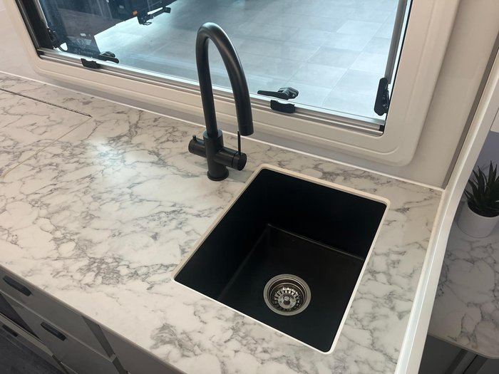 2025 JB Caravans Scorpion Sting Air 20'6 Rd Cafe