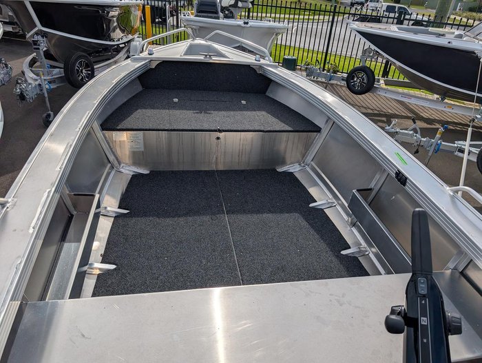 2025 QUINTREX 420 Busta